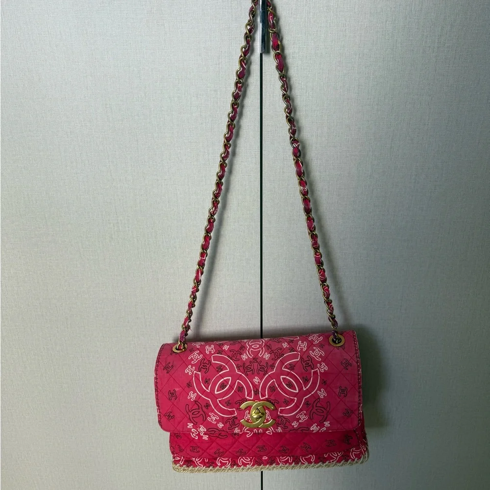 CHANEL Red Quilted Bag with 24kt plated CC logo - Picture 2 of 14